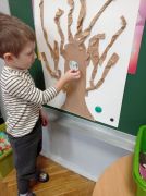 Chłopiec przy obrazku drzewa