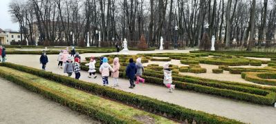 Dzieci szukają oznak wiosny 