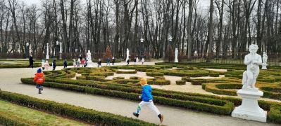 Dzieci szukają oznak wiosny