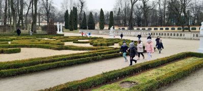 Dzieci szukają oznak wiosny