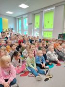 Dzieci obserwują pokaz  magika