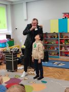 Magik wykonuje sztuczki