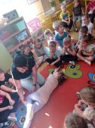 Dzieci uczą się układać poszkodowanego w pozycji bocznej ustalonej 