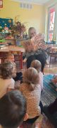 Mama czyta dzieciom bajkę