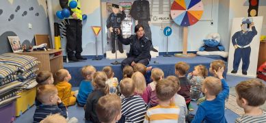 Dzieci rozmawiają z panią policjantką