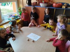 Dzieci zapoznają się z wyglądem czosnku 