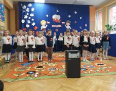 Dzieci śpiewają pieśń patriotyczną