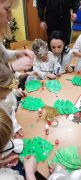 Dzieci wraz z rodzicami wykonują pracę plastyczną 