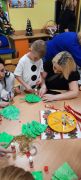 Dzieci wraz z rodzicami wykonują pracę plastyczną 