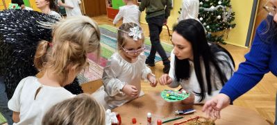 Dzieci wraz z rodzicami wykonują pracę plastyczną 