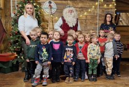 Puchatki pozują do zdjęcia z Mikołajem