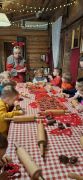 Dzieci robią pierniki