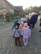 Dzieci idą do domu Świętego Mikołaja
