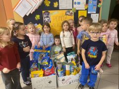 Dzieci prezentują karmę zebraną dla schroniska