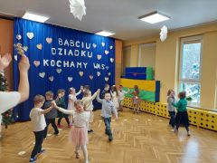 Puchatki prezentują taniec w parach 