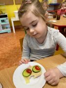 Dziewczynka prezentuje samodzielnie przygotowaną kanapkę 