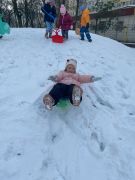 Zabawy Puchatków na śniegu 