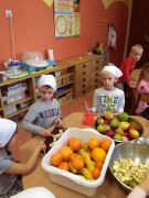 ilustracja do wpisu 
PUCHATKI - robią sałatkę owocową