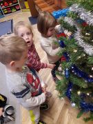 ilustracja do wpisu 
TYGRYSKI - ubierają choinkę