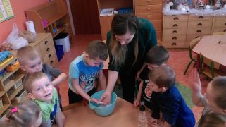 ilustracja do wpisu 
PUCHATKI - zabawa sensoryczna