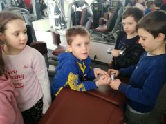 ilustracja do wpisu 
MĄDRE SÓWKI - zwiedzają siłownię