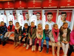 ilustracja do wpisu 
KŁAPOUSZKI - zwiedzają Stadion Miejski w Białymstoku