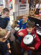 ilustracja do wpisu 
MĄDRE SÓWKI - wycieczka do sklepu muzycznego