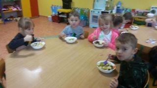 ilustracja do wpisu 
KRÓLICZKI - robią sałatkę owocową