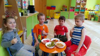 ilustracja do wpisu 
PUCHATKI -poznają zmysł smaku