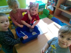 ilustracja do wpisu 
PUCHATKI - zabawa sensoryczna