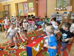 ilustracja do wpisu 
MĄDRE SÓWKI - bitwa na papierowe śnieżki