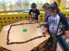 ilustracja do wpisu 
KŁAPOUSZKI - zabawy z kasztanami