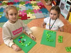 ilustracja do wpisu 
KŁAPOUSZKI - zabawa plastikowymi nakrętkami