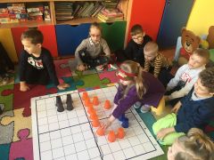 ilustracja do wpisu 
KŁAPOUSZKI - zabawa na macie do kodowania kolorowymi kubeczkami