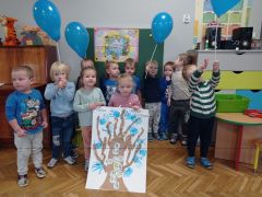 Dzieci stoją z plakatem