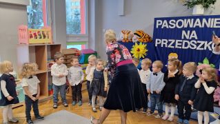 Pani Dyrektor pasuje dzieci na przedszkolaka