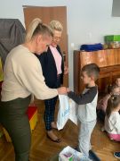 Pani Dyrektor oraz Wychowawca wręczają upominki.