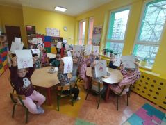 Cała grupa pokazuje swoje portrety pamięciowe.