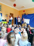 Dzieci czekające na przedstawienie.