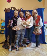 Pani Dyrektor oraz Nauczycielki biorące udział w występie z pączkami.