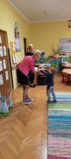 Chłopiec odbiera nagrodę 
