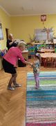 Dziewczynka odbiera nagrodę 