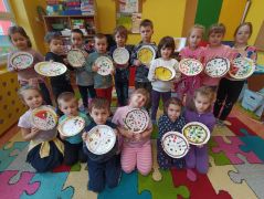 Dzieci pozują ze swoimi pizzami.