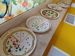 Wystawa przepięknych pizz serwowanych przez dzieci.