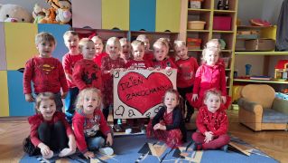 Grupa dzieci pozuje do zdjęcia 