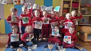 Dzieci pokazują swoje walentynki