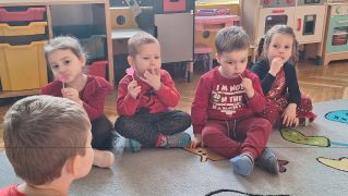 Dzieci jedzą lizaki