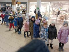 Dzieci ustawiają się do wyjścia z galerii handlowej.