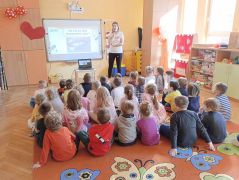 Dzieci słuchają o tym, do czego są potrzebne zęby.