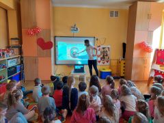 Przedszkolaki oglądają prezentację o budowie jamy ustnej.